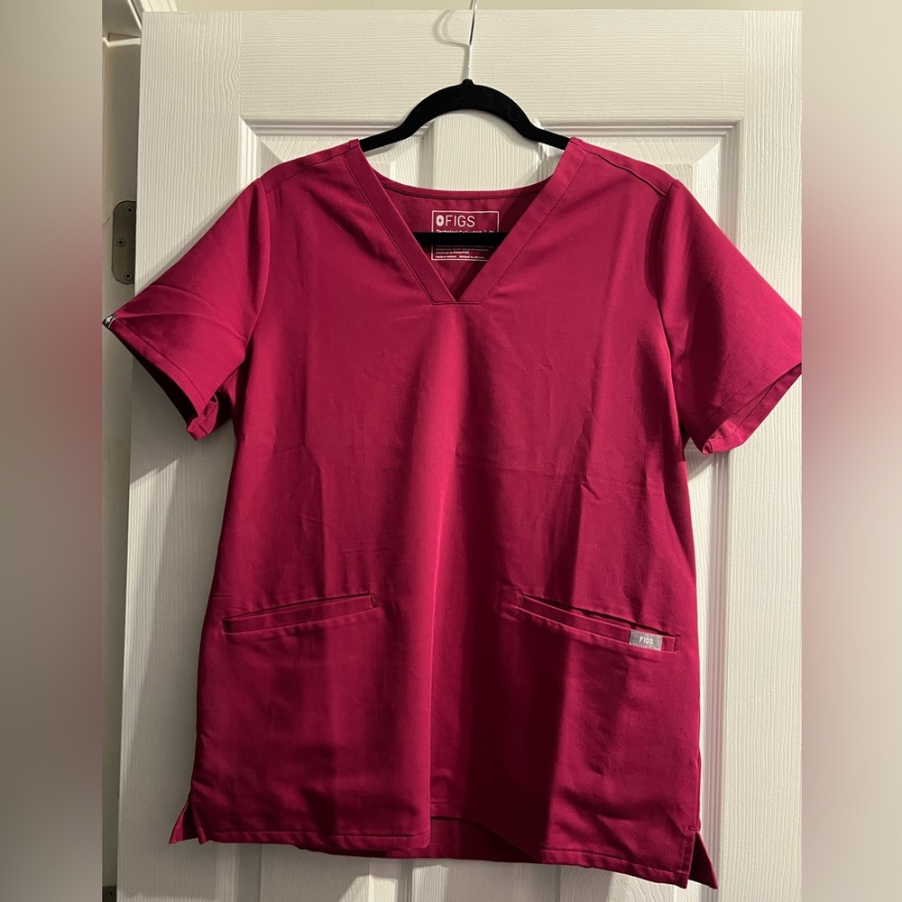 Casma 3 Pocket Figs Scrub Top